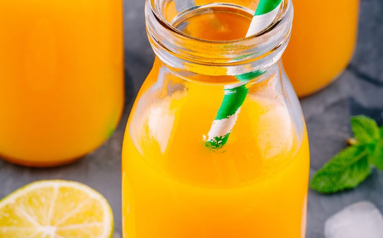 Suco-de-Laranja-Lima-com-Brotos-de-Alfafa